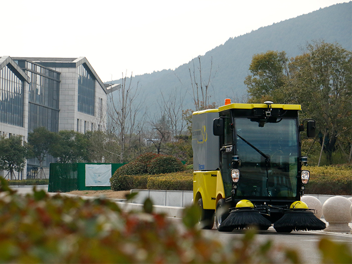 德赢vwin无人驾驶扫路机在徐州珠山艺术街区作业
