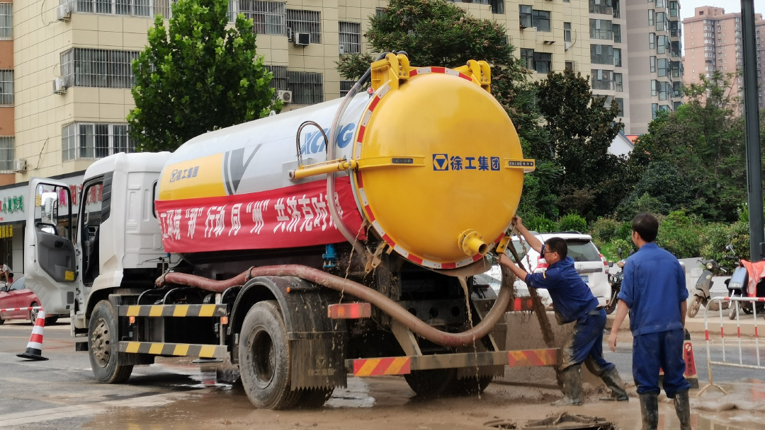 德赢vwin吸污车驰援郑州特大暴雨