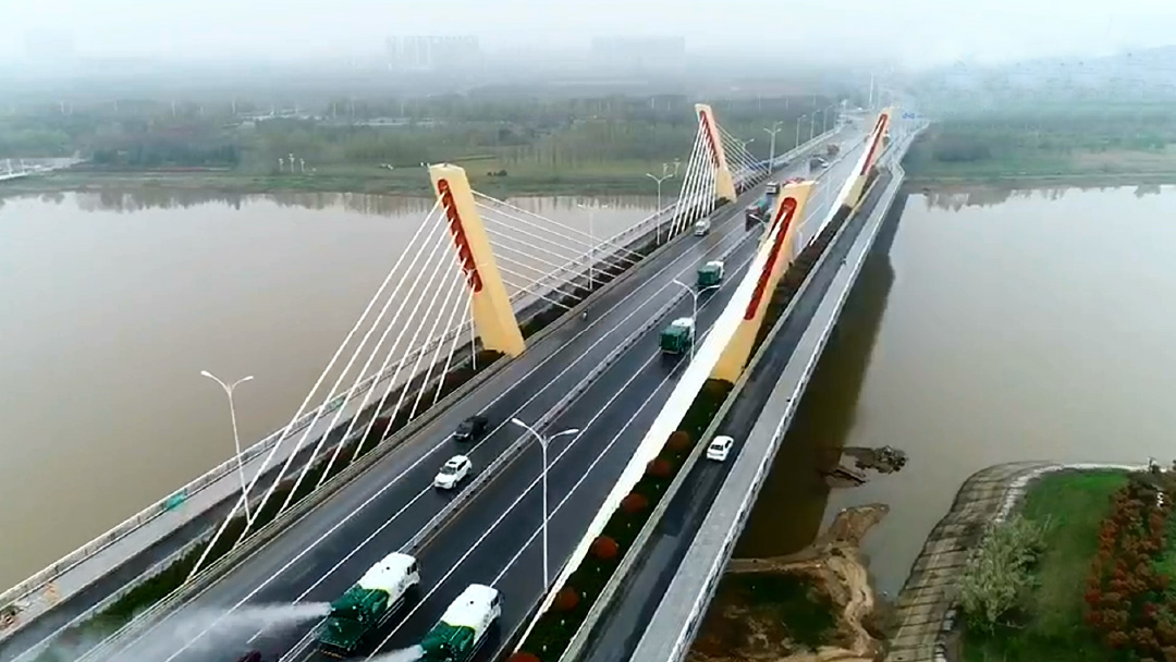 德赢vwin环卫装备在六安赤壁路大桥作业