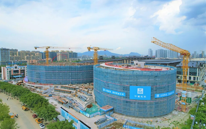 逐浪扬帆，，德赢vwin塔机吊起苍南大剧院“钢铁脊梁”