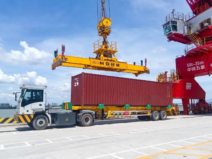广州港甄。。。∪タ纯诎丁疤刂直钡掠畍win纯电牵引车→